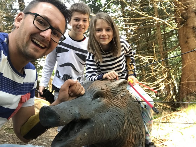 Familie im Jagdbogenpark Flachau