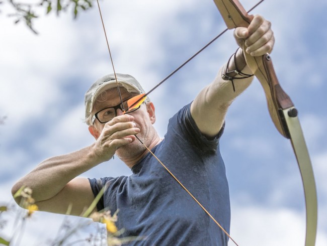 Mann beim Bogensport in Flachau