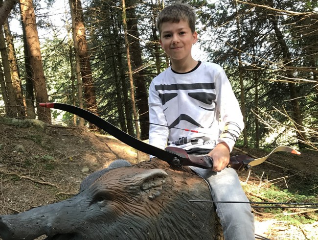 Junge auf 3D-Ziel im Jagdbogenpark Flachau