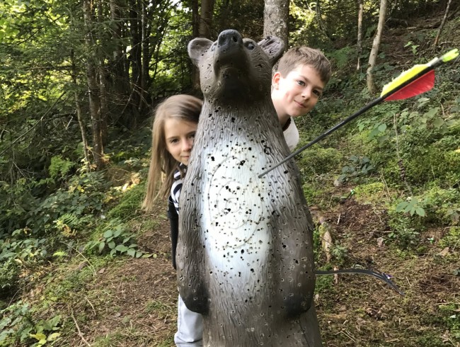 Kinder im Flachauer Wald beim Bogenschießen